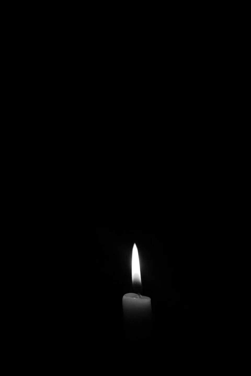 Flamme d'une bougie dans l'obscurité